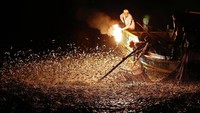 Teknik menangkap ikan dengan menggunakan nyala obor ini sudah bertahan ratusan tahun. Dari leluhur, mereka memakai teknik ini hingga sekarang, meski zaman sudah modern (Tyrone Siu/Reuters)