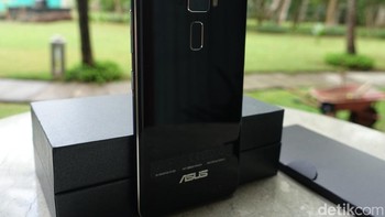 Penampakan bagian belakang, ada pemindai sidik jari dan kamera resolusi 16 megapixel. Foto: detikINET/Fino Yurio Kristo