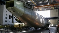 Sebuah pesawat yang ditenagai oleh enam mesin turbojet dan merupakan jenis pesawat terpanjang dan terberat yang pernah dibuat dengan berat maksimum saat lepas landas 640 ton. REUTERS/Valentyn Ogirenko.