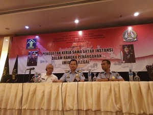 Petugas Imigrasi Tangkap 10 WNA yang Jadi Gigolo di Batam
