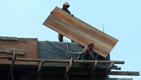Pekerja menyelesaikan pembangunan gedung di Jakarta, Rabu (7/9/2016).