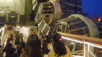 Bianglala ada di ketinggian sekitar 130 meter. Traveler bisa naik ke atas dari lift di lantai 3 (Kurnia/detikTravel)