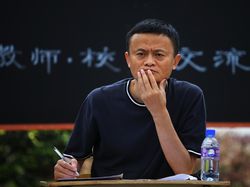 Seperti Jokowi, Bos Teknologi Ini Juga Pakai Kaus di Acara Resmi