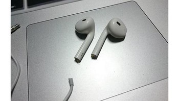 Banyak yang protes, ketimbang membeli AirPods yang dijual terpisah seharga USD 159, mereka bisa membuat versi mereka sendiri.  Foto: internet