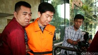 Aris Hadiyanto keluar dengan memakai rompi tahanan KPK.