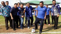 Wakil Ketua Fraksi Demokrat, Herman Khaeron melakukan kick off pertandingan futsal.