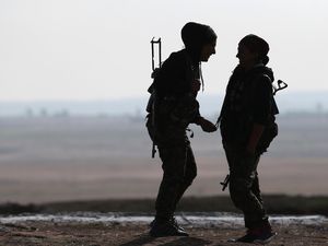 Perempuan Anti-ISIS Pemanggul Senapan