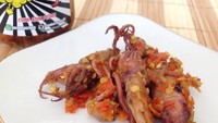 Cumi Asin Pedas (Rp 60.000) memakai cumi asin utuh ukuran kecil dan sedang. Cumi seronya bertekstur kenyal empuk dan tidak alot. Rasanya gurih sedikit asin. Sambal untuk baluran cumi terasa begitu pedas gurih. Sengatan pedas rasa cabai rawit dan bawang begitu dominan.