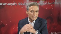 Aktor George Clooney terlihat sangat berkharisma.