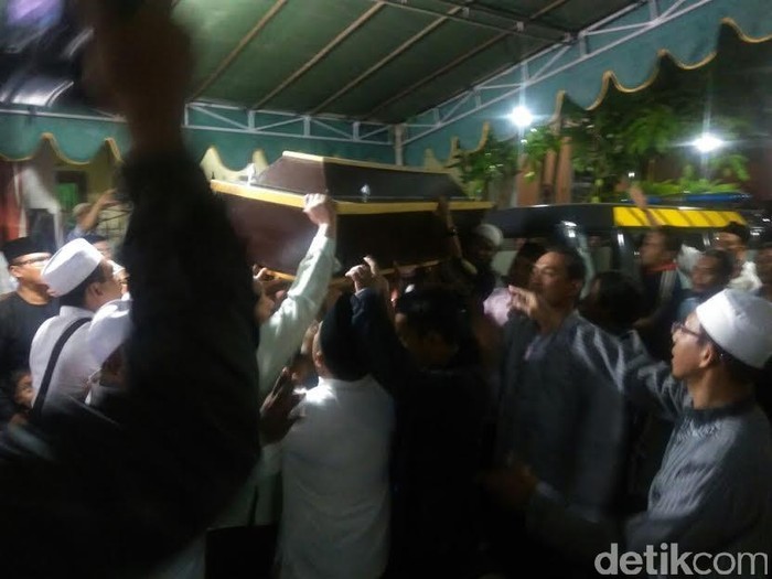 Tiba di Rumah Duka, Jenazah Korban Avanza Terbakar Langsung Dimakamkan