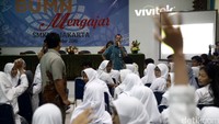 Para siswa bertanya soal bisnis penjaminan.