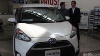 Vice President Toyota Astra Motor, Henry Tanoto pun ikut menyambangi diler terbesar Toyota di Sendai Jepang.