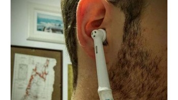 Demikian juga yang satu ini. Menghilangkan kabel earpod lama dan voila! jadilah AirPods. Foto: internet