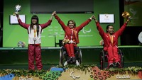 Sedangkan medali emas direbut atlet angkat berat asal Turki, Muratli Nazmiye, dengan total angkatan 104 kg, sementara medali perak diraih atlet China, Cui Zhe, yang berhasil mengangkat beban 102 kg. REUTERS/Ueslei Marcelino.