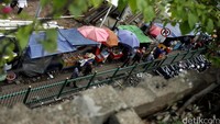 Trotoar di dekat Stasiun Tanah Abang, Jakarta, dipenuhi PKL dan tukang ojek.