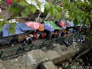 Ahok Bakal Tertibkan PKL Bandel di Trotoar