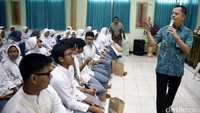 Kepala Jamkrindo Cabang Jakarta Alexandry menyampaikan materi di hadapan siswa-siswi SMKN 3 Jakarta Pusat.