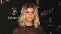 Kenakan atasan menerawang, model berusia 18 tahun itu tampil hot di depan kamera. Astrid Stawiarz/Getty Images/detikFoto.