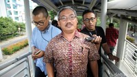 Cecep Trisnajayadi meninggalkan gedung KPK usai diperiksa sebagai saksi, Jumat (9/9/2016).