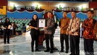 Menpora Imam Nahrawi menerima penghargaan MURI untuk rekor juggling terbanyak yang dilakukan 1.000 pesepakbola muda pada puncak perayaan Haornas 2016. Ist/Kemenpora.