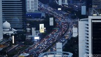 Kendaraan terjebak kemacetan di tol dalam kota.