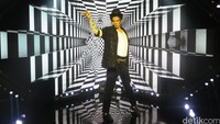 Legenda pop dunia, Michael Jackson dengan gayanya yang khas.