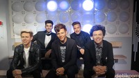 One Direction dengan formasi lengkap.