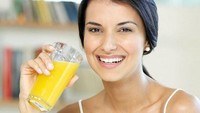Jus buah kemasan bisa membuat kadar gula darah meningkat dengan drastis karena tidak adanya lemak atau serat yang bisa memperlambat penyerapan. Hal ini bisa menyebabkan peningkatan insulin yang akhirnya bisa membuat Anda mudah lapar setelahnya, seperti dikutip dari Health Line. (Foto: Ilustrasi/Thinkstock)