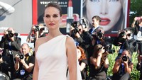 Dibalut one shoulder menyapu lantai rancangan Dior, Natalie Portman nampak anggun. Pascal Le Segretain/Getty Images/detikFoto
