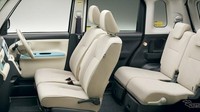 Dengan tinggi yang sama dengan model Move yang lama dan menggunakan pintu geser, di setiap modelnya menawarkan ruang yang luas dan mudah untuk digunakan.