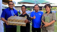 Partai Demokrat juga memberikan doorprize kepada Pamdal dan clening service di Gedung DPR.
