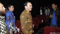 Tiba di lokasi acara pada, Kamis (8/9/2016) di Djakarta Theatre, Thamrin, Jakarta Pusat, Ahok langsung disambut hangat. Pool/Noel/detikFoto.