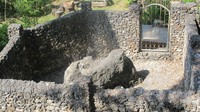 Dulu batu ini bentuknya seperti kelamin pria. Kemudian tokoh adat, pemuka agama serta Imam Masjid Agung Keraton Buton memotong batunya, agar tidak lagi terlihat seperti itu, juga agar tidak menjadi kontroversial (Afif/detikTravel)