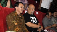 Indro terlihat menemani Ahok di bangku penonton. Pool/Noel/detikFoto.