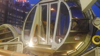 Sejumlah gondola tampak berputar perlahan di jalur yang berbentuk angka 8. Gondola berukuran cukup besar dan bisa dinaiki hingga 10 wisatawan (Kurnia/detikTravel)