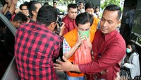Budianto Halim Wijaya terus menutupi wajahnya saat meninggalkan gedung KPK.