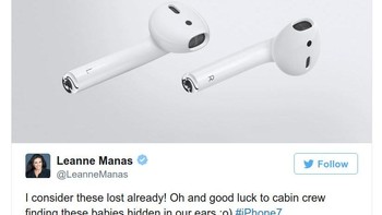 Sindiran yang menggambarkan situasi jika AirPods jatuh dan hilang di pesawat. Kru kabin akan sibuk mencari-carinya, padahal benda tersebut tersembunyi di telinga si pengguna.  Foto: internet