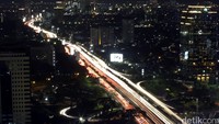Penampakan kemacetan tol dalam kota dari ketinggian.
