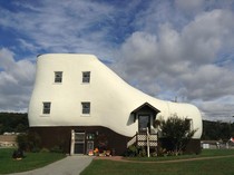 Viral Rumah Bentuk Sepatu Bisa Disewa, Ternyata Awalnya Cuma buat Iklan