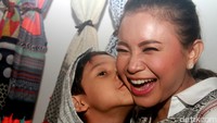 Kecupan sayang Rizky untuk Rossa. Pool/Gus Mun/detikFoto.
