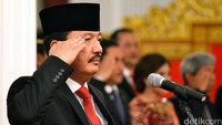 Budi Gunawan memberikan penghormatan saat dilantik menjadi Kepala BIN.