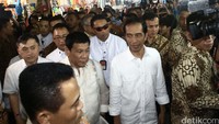Keduanya blusukan ke kios-kios pedagang.