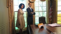 Presiden Amerika Serikat Barack Obama beserta Ibu Negara Michelle Obama terlihat berpose di ruang kerjanya di Gedung Putih.