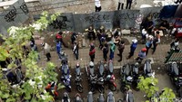 Tampak tukang ojek menawarkan jasanya kepada pengguna trotoar.
