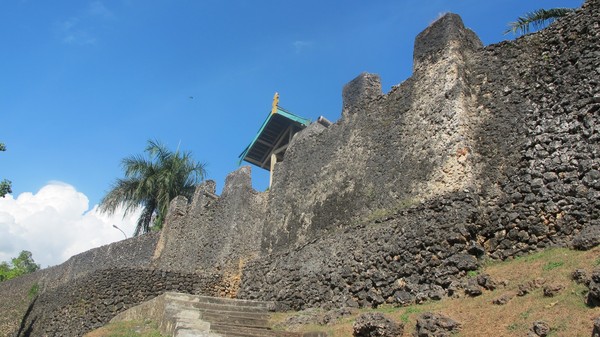 Masih di Sulawesi tepatnya di Bau-bau, Sulawesi Tenggara maish berdiri megah Benteng Keraton Buton. Pada tahun 2006, benteng ini tercatat sebagai benteng terluas di dunia dalam Guinness Book of Record dan Museum Rekor Indonesia (MURI) (Afif Farhan/detikTravel) Masih di Sulawesi tepatnya di Bau-bau, Sulawesi Tenggara maish berdiri megah Benteng Keraton Buton. Pada tahun 2006, benteng ini tercatat sebagai benteng terluas di dunia dalam Guinness Book of Record dan Museum Rekor Indonesia (MURI) (Afif Farhan/detikTravel)