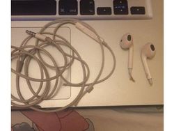 Meme Sindiran Apple AirPods
