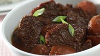 Semur daging Betawi selintas mirip semur daging Jawa. Meskipun sama-sama gurih manis tapi punya bumbu berbeda. Semur daging Betawi memakai rempah dan kemiri. Resepnya bisa kamu lihat di sini. Foto: detikFood