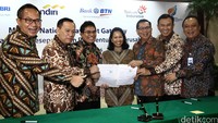 (Ki-ka) Dirut Bank Mandiri Kartika Wirjoatmodjo, Gubernur BI Agus Martowardojo, Dirut Telkom Alex J Sinaga, Menteri BUMN Rini Soemarno, Dirut BRI Asmawi Syam, Dirut BNI Achmad Baiquni dan Dirut BTN Maryono tengah memegang naskah MoU sinergi pembentukan perusahaan prinsipal di Jakarta, Jumat (9/9).