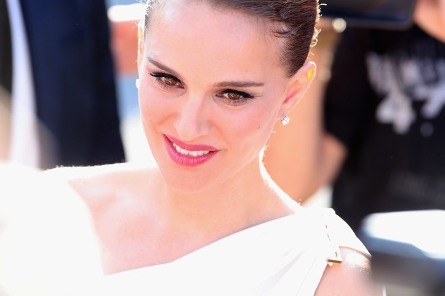 Natalie Portman baru berusia 11 tahun saat dia bekerja di salah satu toko pizza dan didorong kenalannya untuk menjadi model. Namun dunia modeling membuatnya bosan sehingga Natalie memutuskan untuk menekuni bidang akting. Foto: Getty Images