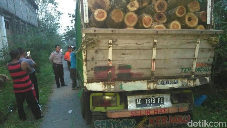 Truk Berisi Kayu Jati Gelondongan Ditinggal Pemiliknya di Jalan Truk Berisi Kayu Jati Gelondongan Ditinggal Pemiliknya di Jalan